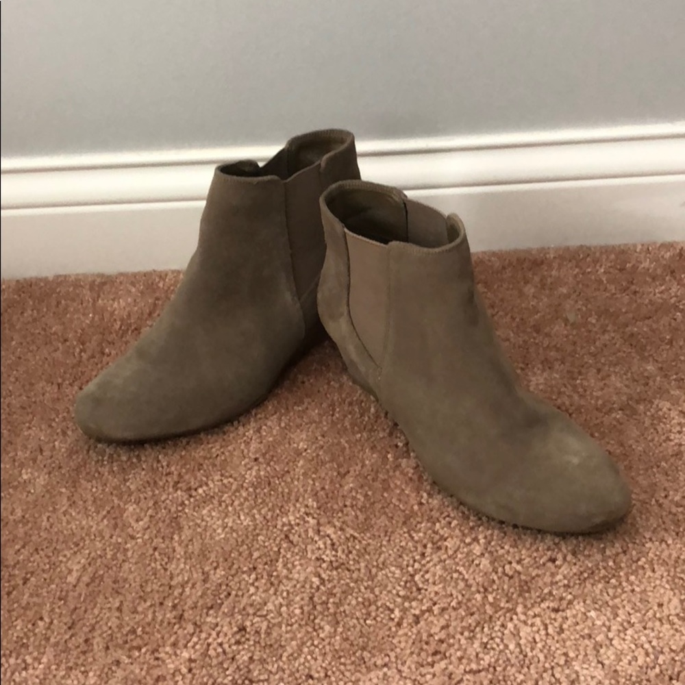Very comfortable! Lightly worn! New looking!
